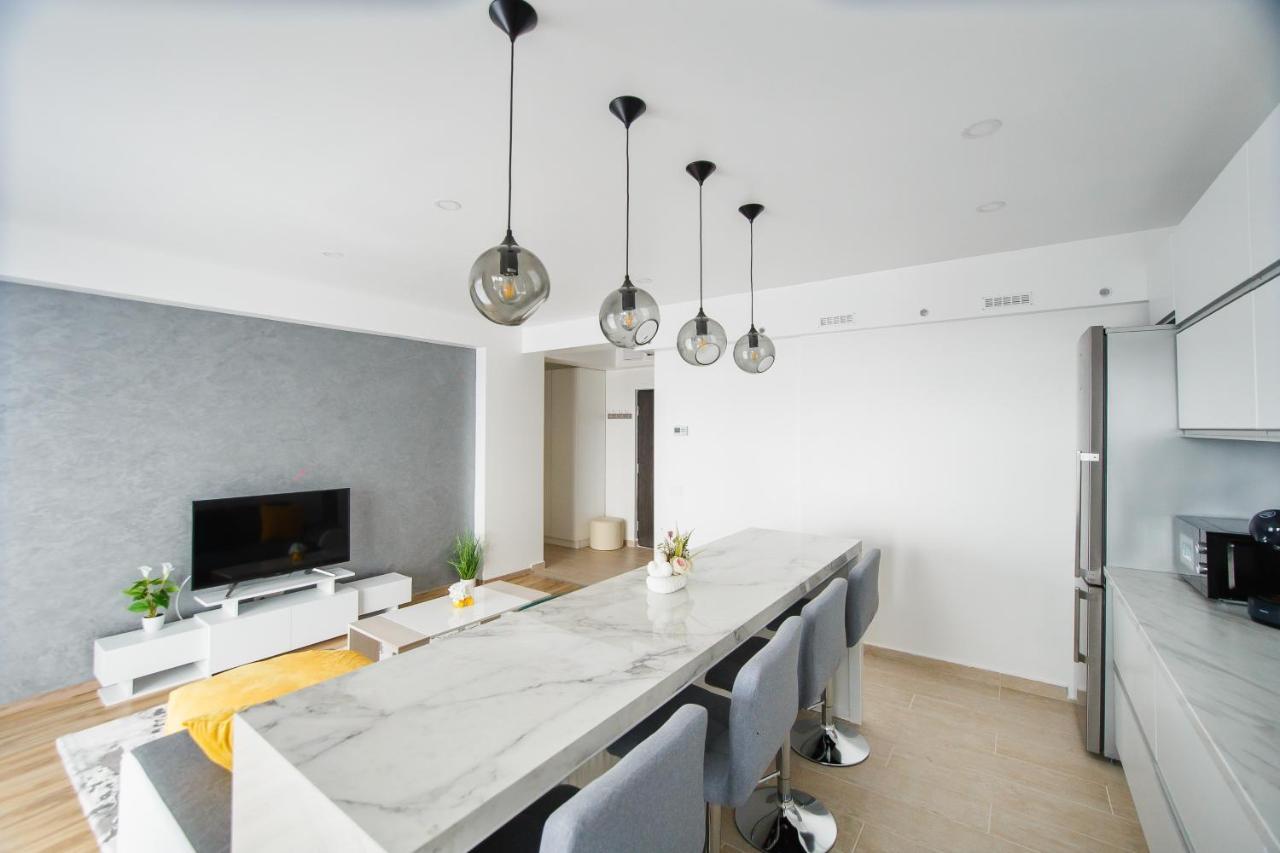 Elegant & Spacious - Central Apartment オラデア エクステリア 写真