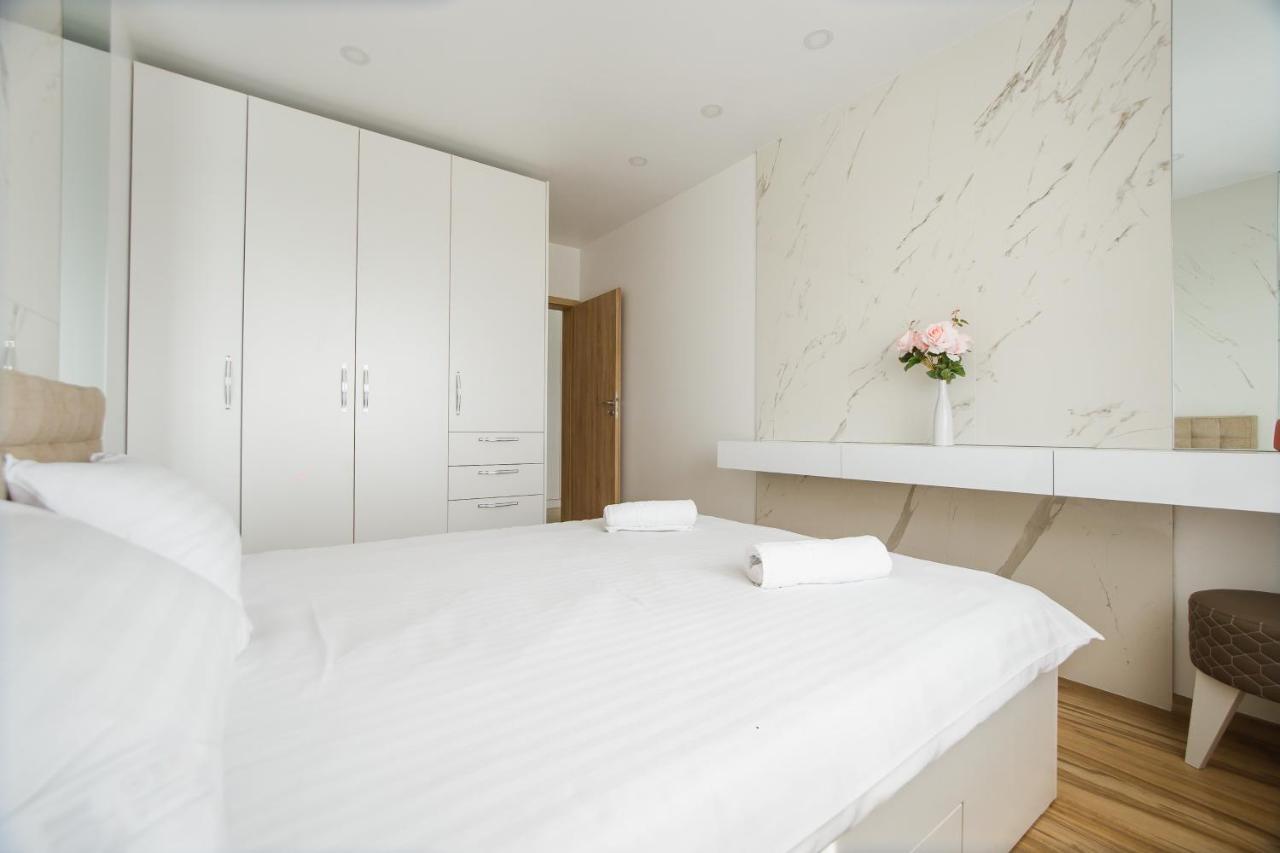 Elegant & Spacious - Central Apartment オラデア エクステリア 写真