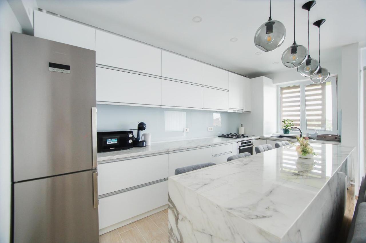 Elegant & Spacious - Central Apartment オラデア エクステリア 写真